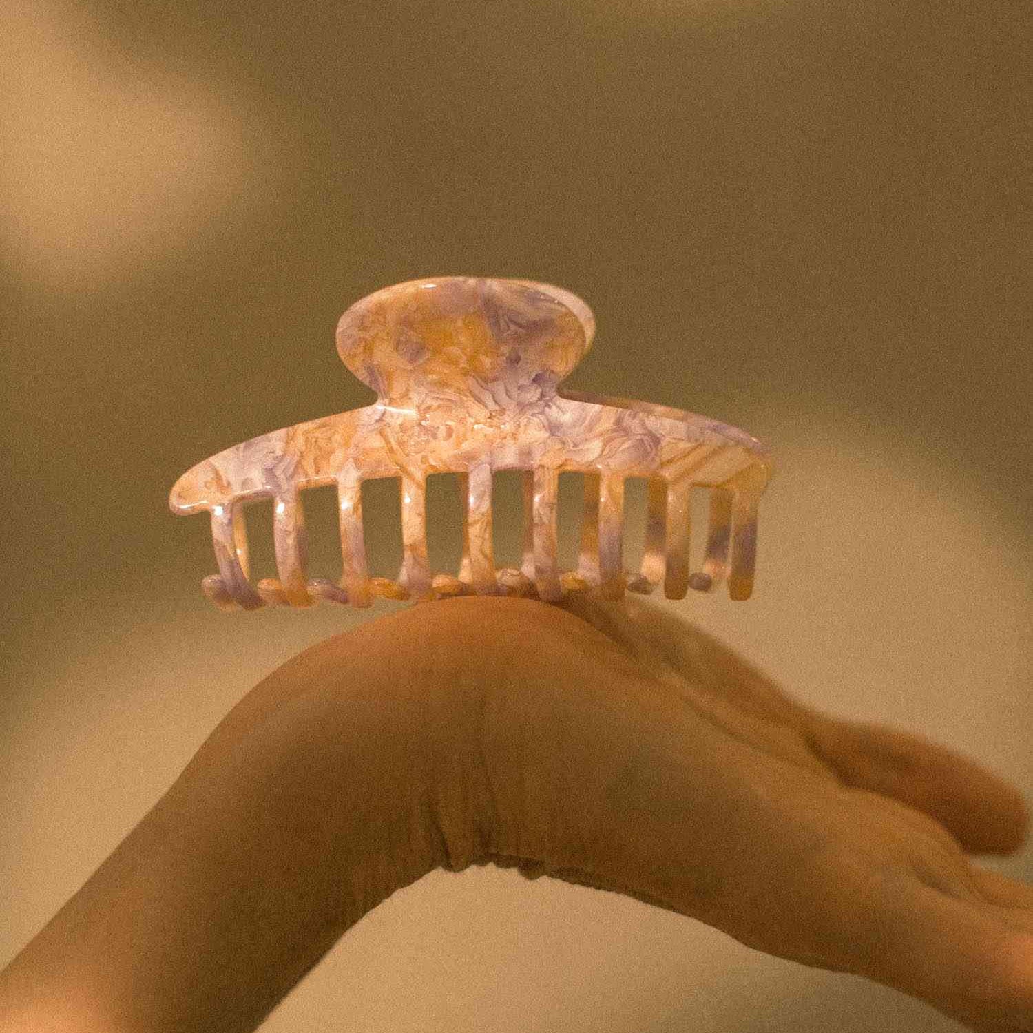 Wild Flower Collection - Cream Clip featuring a marbled design in shades of cream and white. Made from plant-based acetate, this biodegradable hair claw offers a strong hold for thick and long hair. Dimensions: 12cm x 6cm.