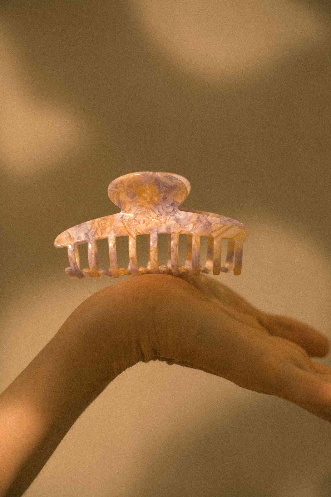 Wild Flower Collection - Cream Clip featuring a marbled design in shades of cream and white. Made from plant-based acetate, this biodegradable hair claw offers a strong hold for thick and long hair. Dimensions: 12cm x 6cm.