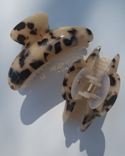 Load image into Gallery viewer, eco friendly acetate arch claw clip in tortoiseshell by Goldnwares
