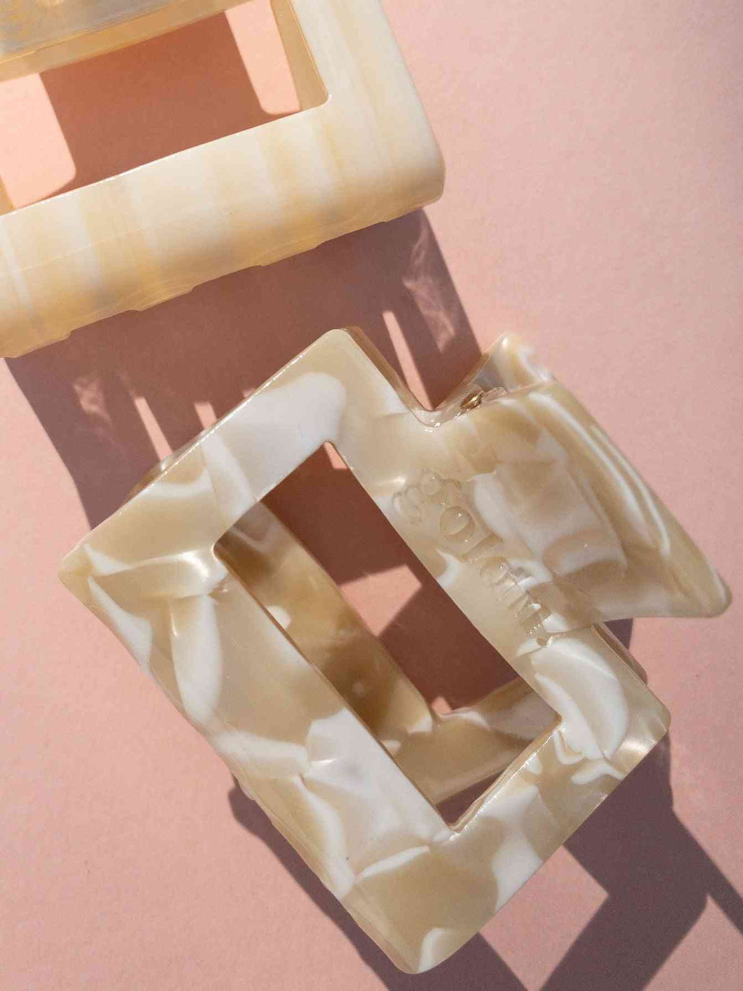 Lounge Claw Clip Small in beige marble finish with gold-toned hinge, ideal for relaxed everyday hairstyles from Goldnwares.