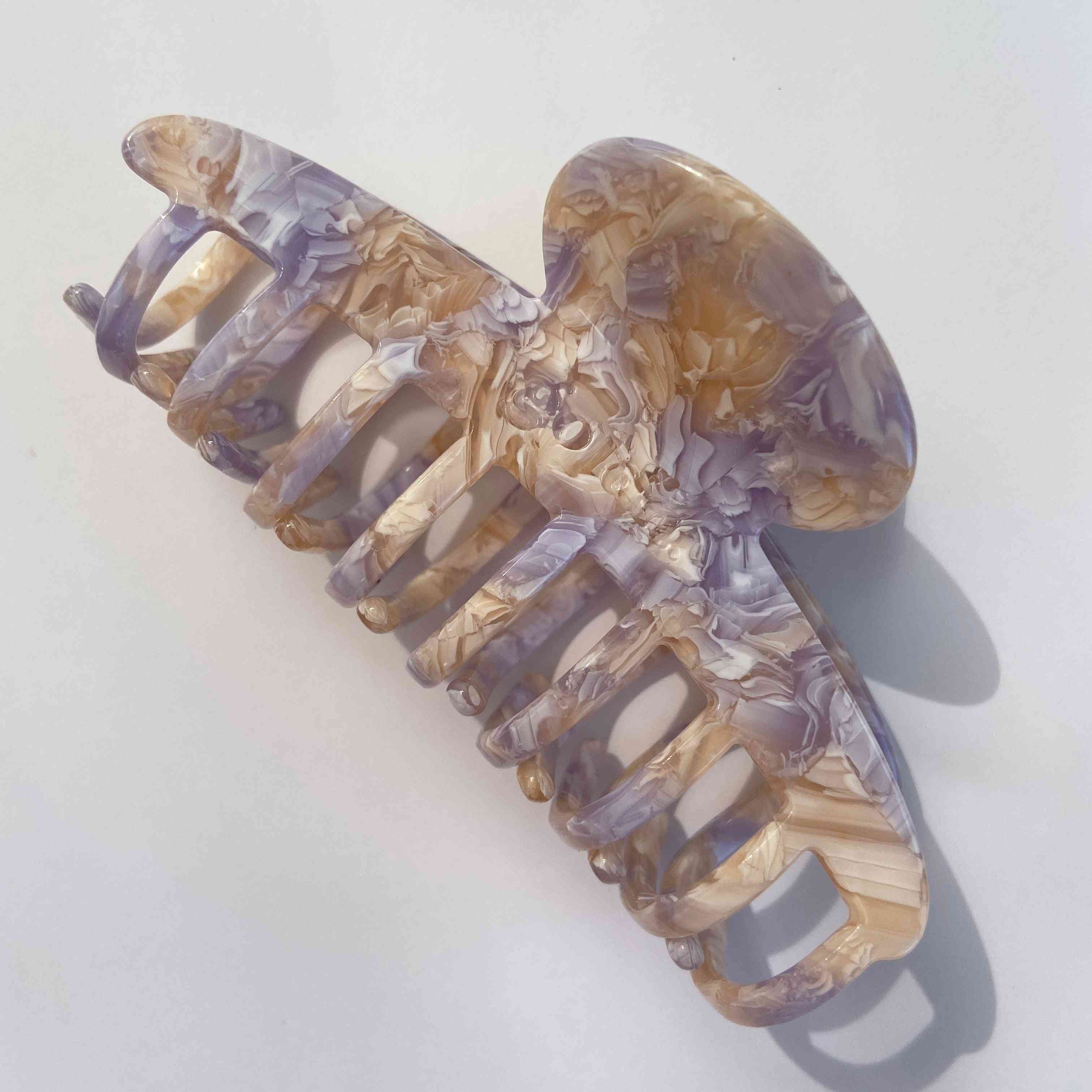 Wild Flower Collection - Violet Clip featuring a marbled design in shades of violet and beige. Made from plant-based acetate, this biodegradable hair claw offers a strong hold for thick and long hair. Dimensions: 12cm x 6cm.