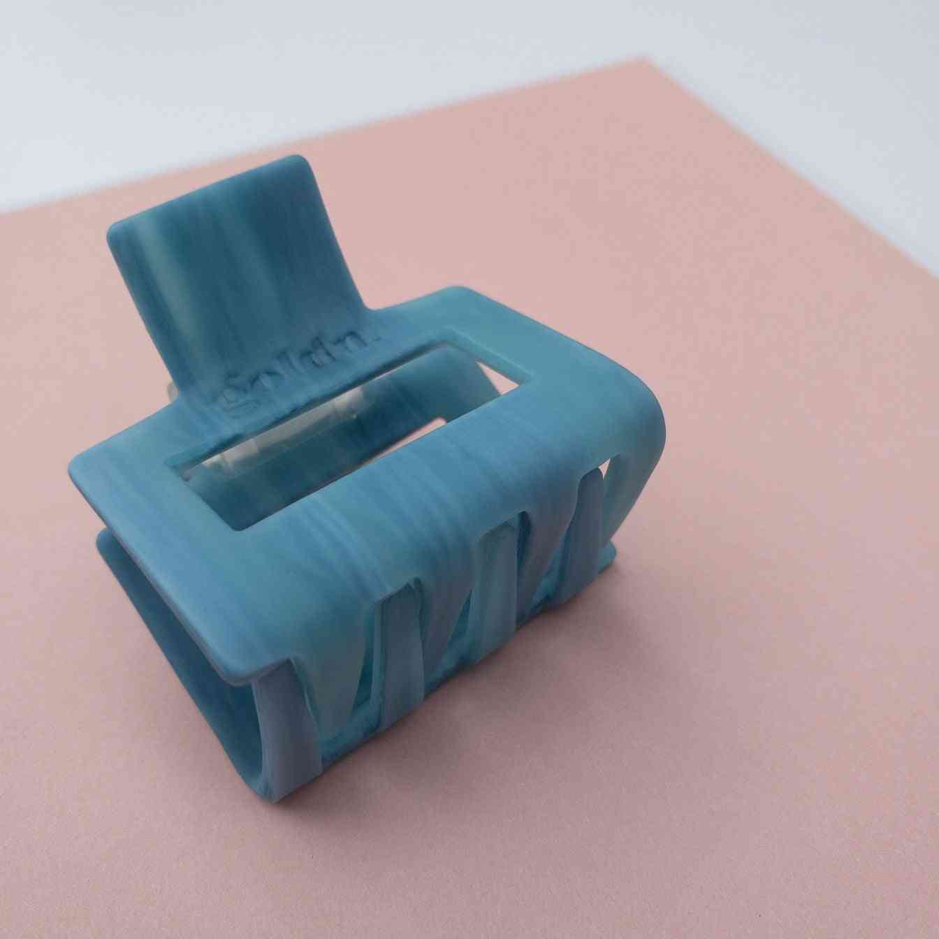 Lounge Claw Clip Small in ocean blue swirl finish, featuring rectangular cutout and sturdy hinge for secure hold.