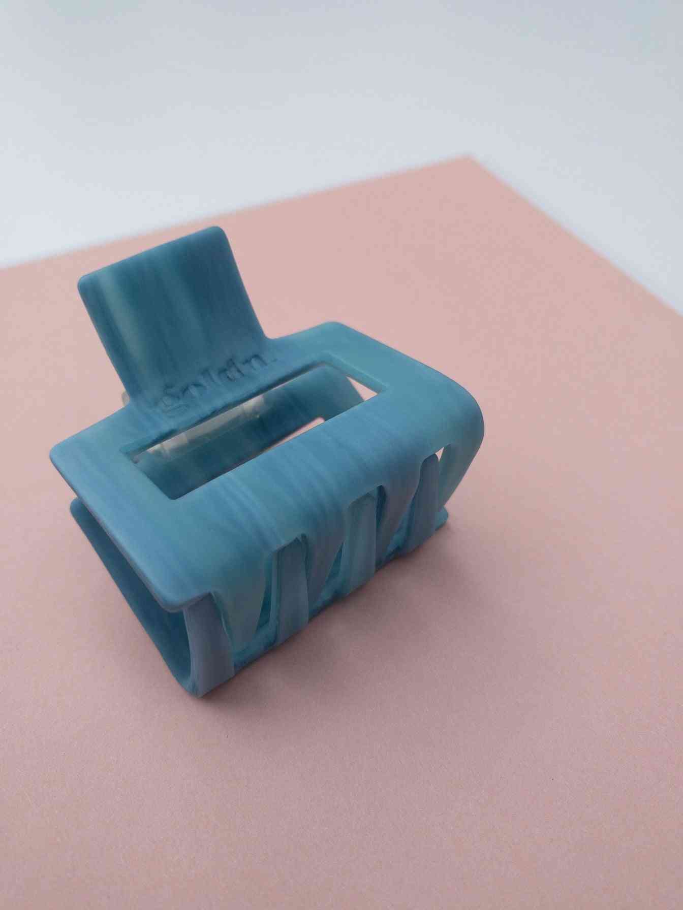 Lounge Claw Clip Small in ocean blue swirl finish, featuring rectangular cutout and sturdy hinge for secure hold.
